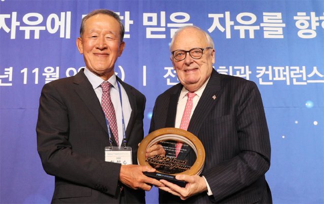 9일 허창수 전국경제인연합회 회장(왼쪽)이 ‘2022 서울 프리덤 포럼’에서 에드윈 퓰너 헤리티지재단 창립자에게 감사패를 수여하고 있다. 전국경제인연합회 제공
