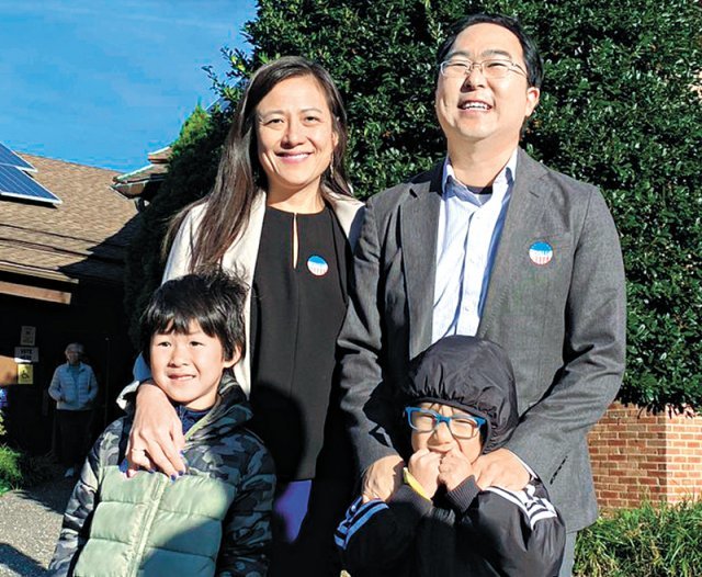 가족과 함께한 앤디김 8일(현지 시간) 치러진 미국 중간선거에서 3선에 성공한 앤디 김 의원(민주·뉴저지·윗줄 오른쪽)이 이날 가족과 함께 찍은 사진. 중국계 미국인인 부인 캐미 씨, 두 아들과 웃으며 포즈를 취했다. 사진 출처 트위터