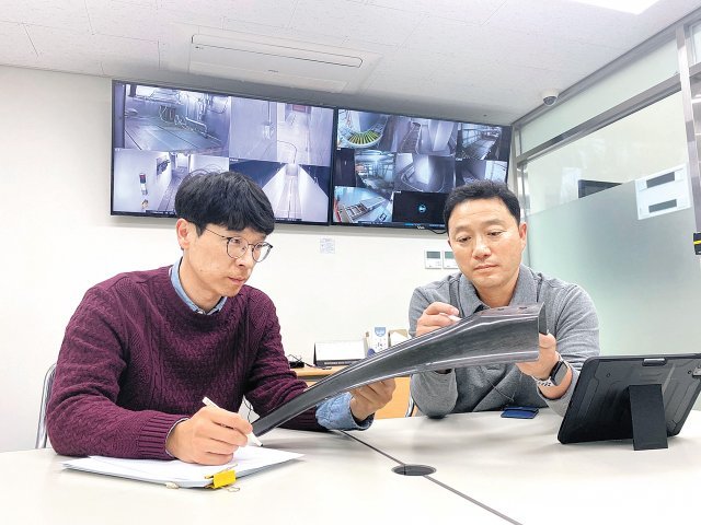 전북 정읍에 있는 한국원자력연구원 첨단방사선연구소 방사선연구부 연구원들이 새로 개발한 ‘탄소섬유 강화복합소재’를 활용한 자동차 부품을 살펴보고 있다. 첨단방사선연구소 제공