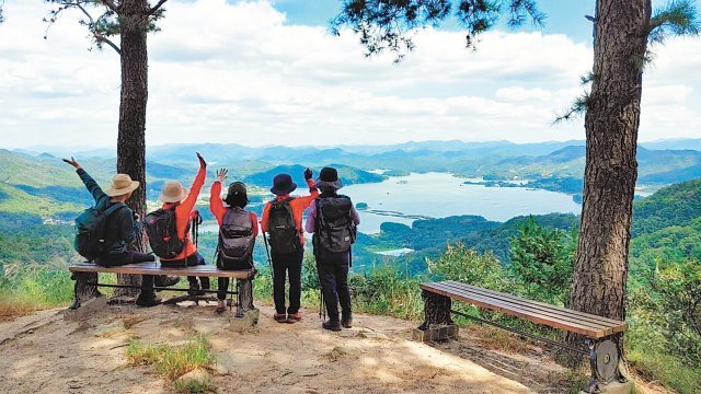 대전 도심을 둘러싼 대전둘레산길이 전국에서 7번째로 국가숲길로 지정됐다. 계족산에서 바라본 대청호 전경. 산림청 제공