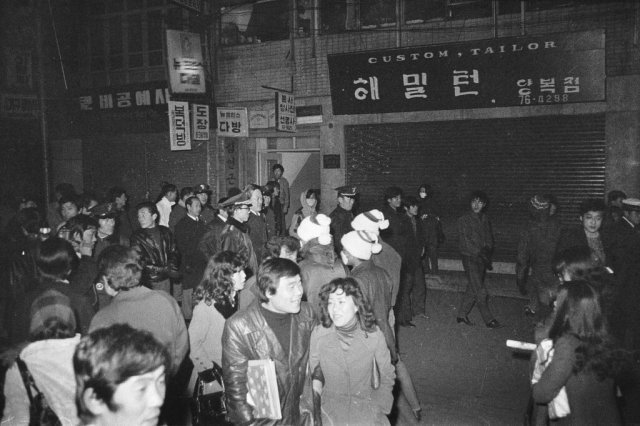사람들로 붐비는 명동(1974)_출처 : 서울역사박물관