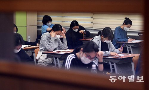 시험을 앞두고 적당하게 긴장하는 것은 집중력을 높이는 데 일정 부분 도움이 되지만, 과도한 긴장은 실력 발휘에 방해가 된다. 시험뿐 아니라 중요한 일을 앞두고 불안감을 다스릴 수 있는 방법에는 여러 가지가 있다. 동아일보 DB