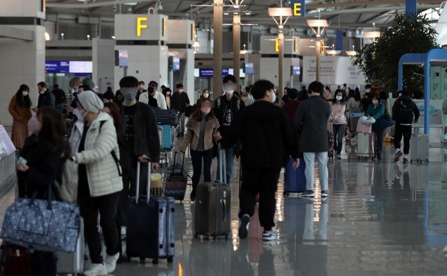 코로나 이후 처음으로 지난 6일 인천공항 일일 여객이 9만명을 넘어 93,251명으로 집계 됐다. 7일 인천국제공항 제1터미널 출국장에서 이용객들이 이동하고 있다. 이는 코로나 이전인 2020년 2월 이후 986일 만으로 올해 1월1일 대비 10배 이상 증가한 수치다. 2022.11.07. 뉴시스