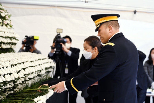 로이드 브라운 주한미군 용산기지 사령관(오른쪽)이 지난달 31일 오전 서울 용산구 녹사평광장에 마련된 이태원 사고 사망자 합동분향소에서 헌화하고 있다. 사진공동취재단