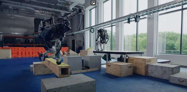 고도의 운동 능력을 선보이는 아틀라스 로봇, 출처=보스턴다이내믹스 유튜브 영상