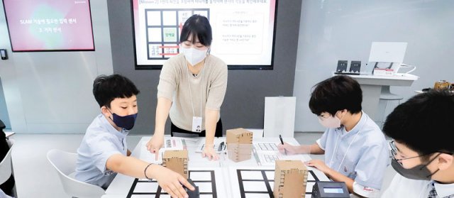 12일 정식 개관하는 서울 강서구 마곡동의 ‘LG디스커버리랩 서울’에서는 청소년들이 인공지능(AI) 기술로 변화하는 세계를 미리 
경험할 수 있다. 사진은 시범 개관 당시 학생들이 자율주행 센서의 원리를 학습하고 있는 모습. LG 제공