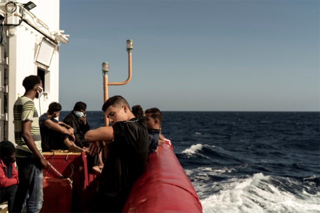 佛 향하는 난민 구조선 9일 이탈리아 인근 지중해 해상에서 활동하는 노르웨이 국적의 난민 구조선 ‘오션바이킹’호에 
구조된 난민들이 타고 있다. 난민 구조 활동을 해온 인권단체는 이 배가 프랑스 코르시카섬으로 향할 예정이라고 밝혔다. 지중해=AP
 뉴시스