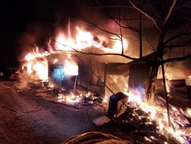 봉화군 소천면 한 단독주택에서 화재가 발생해 불에 타고 있다. /뉴시스