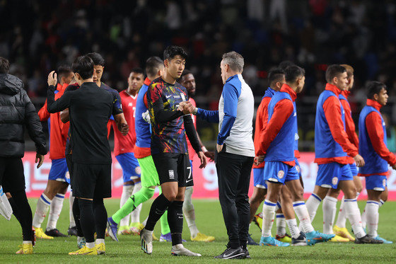 손흥민이 23일 오후 경기 고양종합운동장에서 열린 대한민국과 코스타리카의 친선경기에서 2대 2 무승부로 경기를 마친뒤 벤투 감독과 인사나누고 있다. 2022.9.23/뉴스1