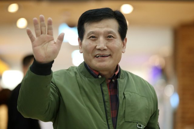 지난달 26일 오후 6시쯤 경북 봉화군 아연광산 붕괴 사고로 매몰됐다가 221시간 만에 ‘기적의 생환‘을 이뤄낸 광부 2명이 11일 오전 경북 안동병원에서 퇴원했다. 작업반장 박정하씨(62)가 퇴원을 앞두고 병원 로비에서 열린 기자회견에서 취재진을 향해 손을 흔들고 있다. 2022.11.11/뉴스1