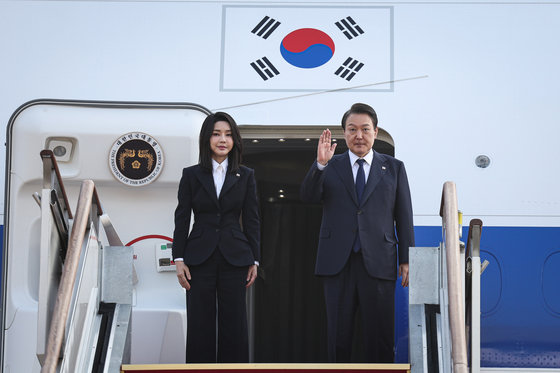 윤석열 대통령과 김건희 여사가 11일 경기도 성남 서울공항에서 아세안(ASEAN·동남아시아국가연합) 정상회의가 열리는 캄보디아 프놈펜행 공군 1호기에 올라 인사하고 있다. (대통령실 제공) 2022.11.11/뉴스1 ⓒ News1