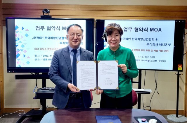 MOA 문서에 서명한 (왼쪽부터) 애니온넷 김주혁 총괄사장과 한국차양산업협회 권오금 회장 (출처=IT동아)