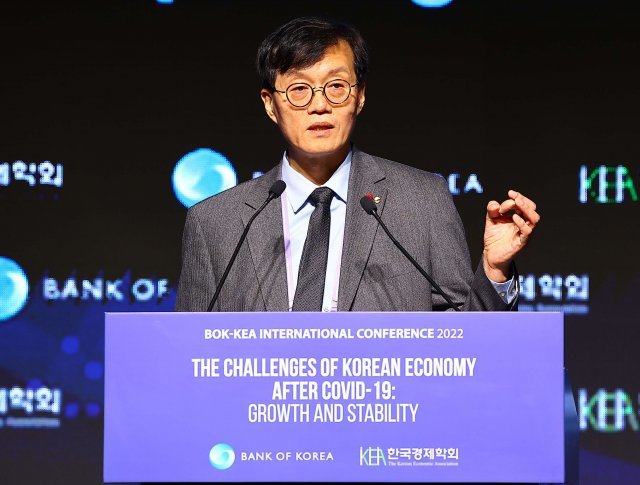 이창용 한국은행 총재가 11일 오전 서울 중구 웨스틴조선호텔에서 열린 한국은행-한국경제학회 국제컨퍼런스에 참석해 개회사를 하고 있다. 2022.11.11. 사진공동취재단