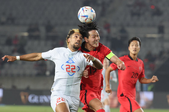 김영권이 11일 오후 경기 화성시 화성종합경기타운 주경기장에서 열린 축구 국가대표팀 친선경기 대한민국과 아이슬란드의 경기에서 볼다툼을 하고 있다.2022.11.11/뉴스1
