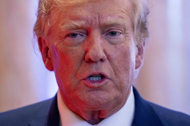 미국 중간선거가 치러진 8일(현지 시간) 플로리다주 마러라고 저택에서 도널드 트럼프 전 대통령이 취재진에게 발언하고 있다. 공화당이 대승할 것이라는 예측과는 달리 하원선거는 신승하고 상원 다수당 지위 탈환에 실패하자 공화당 내부에서는 ‘트럼프 책임론’이 거세다. 팜비치=AP 뉴시스