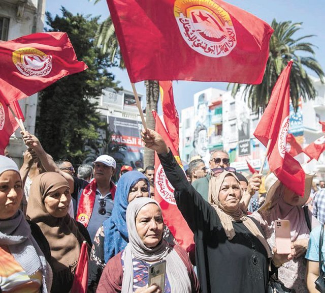 튀니지 일반노동조합 조합원들이 6월 튀니지 수도 튀니스에서 “경제 위기에 책임을 지라”며 정권 퇴진 시위를 벌였다. 튀니지에서는 식량 위기와 식료품 등 생필품 부족으로 시민 불만이 고조되면서 반정부 집회와 대규모 파업이 꾸준히 이어지고 있다. 튀니스=AP 뉴시스