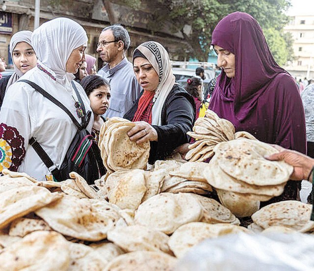 세계 최대 밀 수입국이자 전체 밀 수입량의 75%를 우크라이나와 러시아에 의존해 온 이집트는 우크라이나 전쟁 이후 식량난에 빠졌다. 5월 이집트 수도 카이로의 빵집 앞에서 여성들이 빵을 사기 위해 줄지어 서 있다. 이집트 정부는 소득이 일정 수준 이하인 국민들에게 주식인 빵 구매비를 지원하고 있다. 카이로=AP 뉴시스