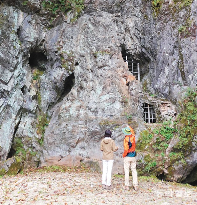 구석기시대 대표적 유적인 제천 점말동굴. 용의 얼굴처럼 생겨 ‘용바위’라고 불리는 이곳에는 신라 화랑들의 흔적도 남아 있다.