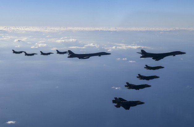 미국 공군 전략폭격기 B-1B ‘랜서’ 2대가 5일 한반도 상공에 전개돼 미측 F-16 전투기 4대, 우리 공군 F-35A 스텔스 전투기 4대와 함께 훈련하고 있다. 합참 제공 2022.11.5