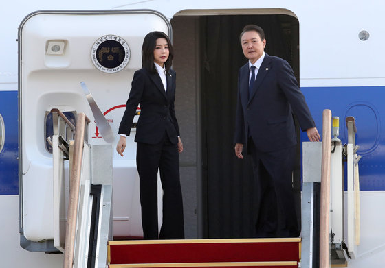 윤석열 대통령과 김건희 여사가 11일 오전 경기 성남 서울공항에서 아세안(ASEAN·동남아국가연합) 관련 정상회의 및 주요 20개국(G20) 정상회의 등 다자 회의 참석차 출국하기 위해 공군 1호기에 탑승하고 있다. 2022.11.11 뉴스1