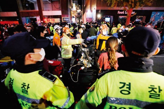 10월 30일 새벽 서울 용산구 이태원 일대에서 경찰과 소방대원들이 대규모 압사 사고가 발생한 지역을 수습하고 있다. 뉴스1