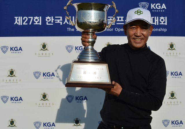 제27회 한국시니어오픈 골프선수권대회에서 마지막 날 10언더파 62타를 몰아치며 우승한 61세 김종덕. 대한골프협회 제공