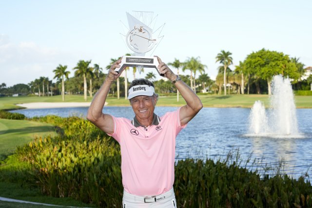 미국PGA 챔피언스투어에서 통산 44번째 우승 트로피를 안은 베른하르트 랑거(65). 그는 챔피언스투어 최다승 기록에 1승차로 다가섰다. PGA투어 제공