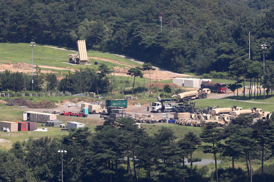 지난 8월18일 오전 경북 성주군 사드(THAAD·고고도 미사일 방어체계) 기지 발사대 주변에 차량과 물자가 대기하고 있다. 2022.8.18/뉴스1