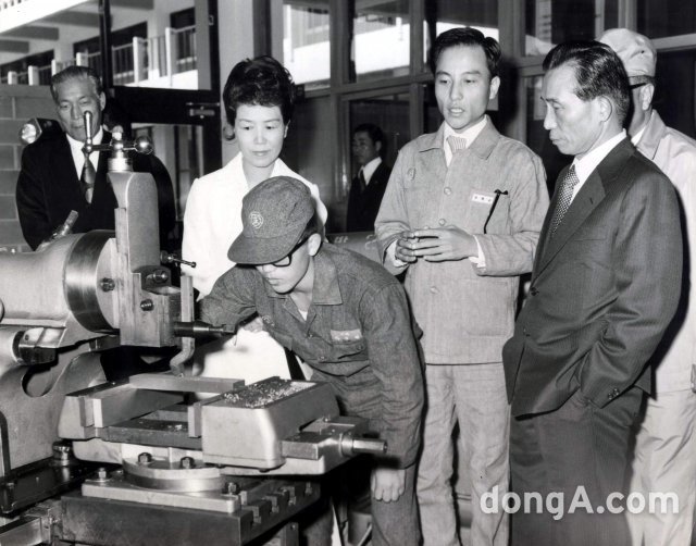 1973년 10월 정수직업훈련원 개원식 후 훈련원을 둘러보고 있는 박 대통령 부부. 동아일보DB