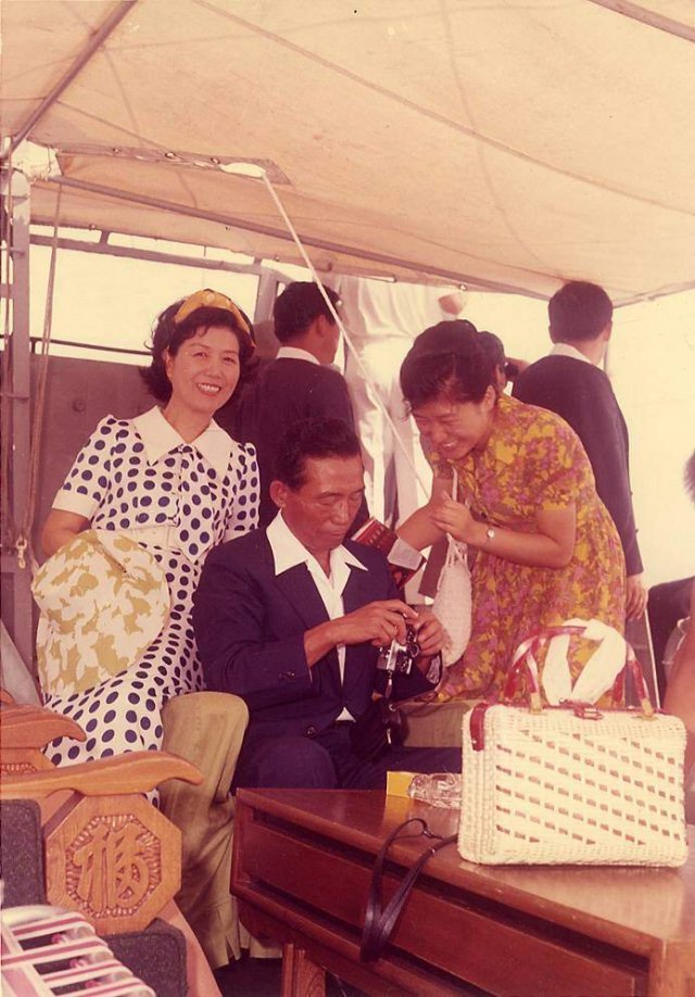 1973년 8월 여름 휴가지에서 박 대통령 부부와 딸 근혜. 박근혜는 당시 앳된 20대였다. 동아일보DB