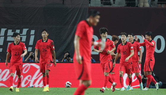 손흥민이 27일 오후 서울 마포구 상암동 서울월드컵경기장에서 열린 대한민국과 카메룬의 친선경기 전반전에서 헤더로 밀어넣어 선제골을 만들어낸 뒤 동료들과 기쁨을 나누고 있다. 2022.9.27/뉴스1