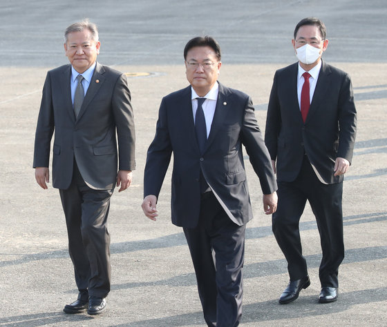 정진석 국민의힘 비대위원장과 주호영 원내대표, 이상민 행정안전부 장관이 11일 오전 경기 서울공항에서 윤석열 대통령 출국 환송을 마치고 이동하고 있다. 2022.11.11/뉴스1