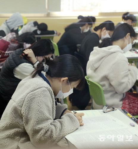 지난달 12일 서울 강북구 창문여고에서 고3 학생들이 전국연합학력평가를 치르고 있다. 신원건 기자 laputa@donga.com