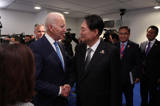 대통령실이 3일 윤석열 대통령과 김건희 여사의 나토(NATO·북대서양조약기구) 정상회의 순방 사진을 추가 공개했다. 사진은 지난달 29일 오후(현지시간) 스페인 마드리드 이페마 국제회의장에서 한미일 정상회담 전 조 바이든 미국 대통령과 악수하는 윤 대통령의 모습. (대통령실 제공) 2022.7.3/뉴스1 ⓒ News1