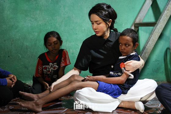 윤석열 대통령 부인 김건희 여사가 12일 캄보디아 프놈펜에서 선천성 심장질환을 앓고 있는 14세 아동의 집을 찾아 건강 상태를 살피며 위로하고 있다. 대통령실