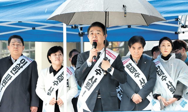 野 서명운동 서울 발대식 12일 서울 용산역에서 열린 이태원 참사 및 국정조사 범국민서명운동 더불어민주당 서울시당 발대식에서 민주당 김영호 의원(가운데)이 모두발언을 하고 있다. 더불어민주당 제공