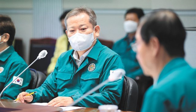 중대본 회의 참석한 이상민 이상민 행정안전부 장관(가운데)이 12일 오전 서울 종로구 정부서울청사 중앙재난안전대책본부 상황실에서 열린 이태원 사고 중대본 회의에 참석했다. 뉴스1