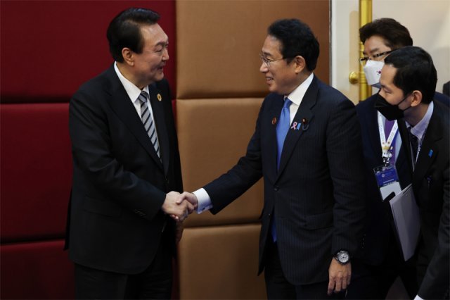 윤석열 대통령(왼쪽)이 13일 캄보디아 프놈펜의 한 호텔에서 기시다 후미오 일본 총리와 한일 정상회담에 앞서 악수를 하고 있다. 프놈펜=뉴시스