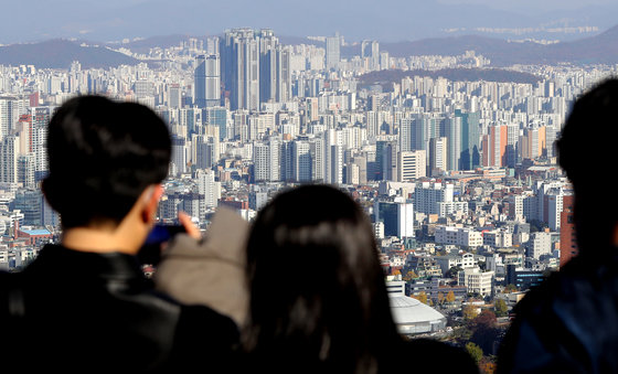 6일 서울 중구 남산에서 시내에 위치한 아파트 단지가 보이고 있다. 2022.11.6/뉴스1