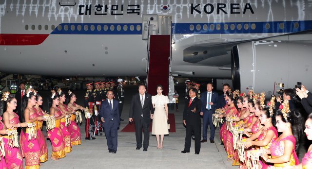 윤석열 대통령과 부인 김건희 여사가 지난 13일(현지시간) 발리 국제공항에 도착해 환영인사들과 인사하고 있다. 발리=뉴시스