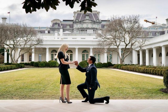 마이클 불로스가 티파니 트럼프에게 청혼하는 모습. 인스타그램 갈무리