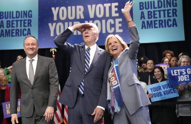 지난 10일(현지시간) 조 바이든 대통령과 질 바이든 여사가 워싱턴 하워드 극장에서 열린 행사에서 지지자들에게 손을 흔들고 있다. 왼쪽은 카말라 해리스 부통령의 남편 더그 엠호프다. 워싱턴=AP/뉴시스