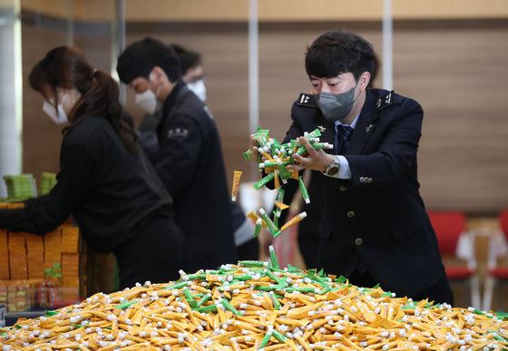 인천세관 관계자가 인천세관 본부 대강당에서 압수한 중국산 문신용 불법 마취크림을 살펴보고 있다. 뉴스1