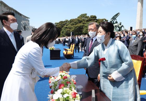 지난 5월 10일 서울 여의도 국회 앞마당에서 열린 제20대 대통령 취임식에서 윤석열 대통령 부인 김건희 여사가 문재인 전 대통령 부인 김정숙 여사와 악수하고 있다. (대통령실 제공)