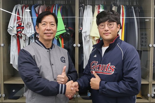롯데 이석환 대표(왼쪽)와 박세웅. 롯데 제공