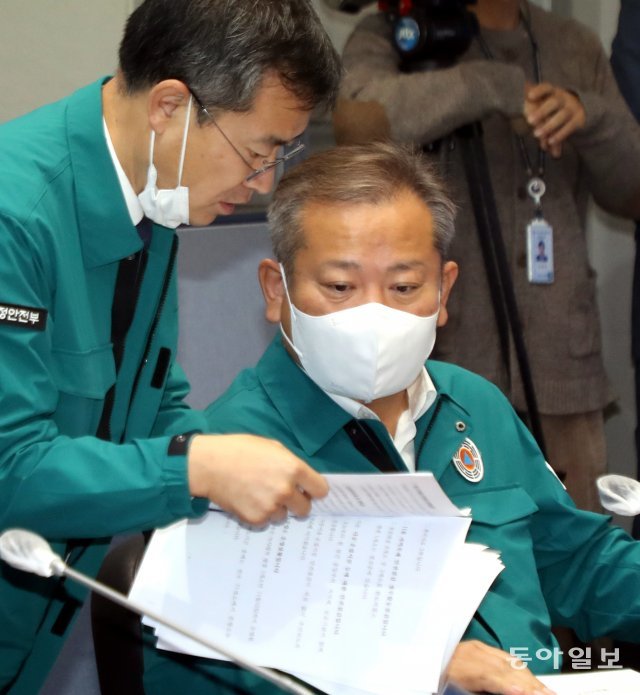 이상민 행정안전부 장관이 10일 오전 정부서울청사에서 열린 이태원 사고 중앙재난안전대책본부 회의에서 자료를 살펴보고 있다. 김동주 기자 zoo@donga.com