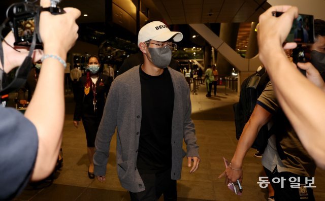 한국축구대표팀에 극적으로 합류한 이강인이 14일 취재진들에 싸인 채 카타르 도하 하마드 국제공항으로 들어오고 있다. 도하=송은석 기자 silverstone@donga.com