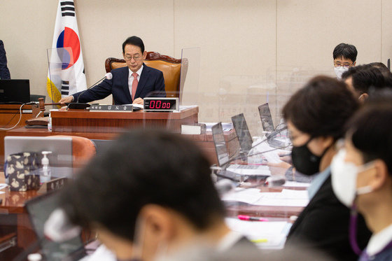 김도읍 국회 법제사법위원장이 14일 서울 여의도 국회에서 열린 제400회 국회(정기회) 법제사법위원회 제6차 전체회의에서 대법원 및 헌법재판소 소관 2023년도 예산안을 의결하고 있다. 2022.11.14/뉴스1