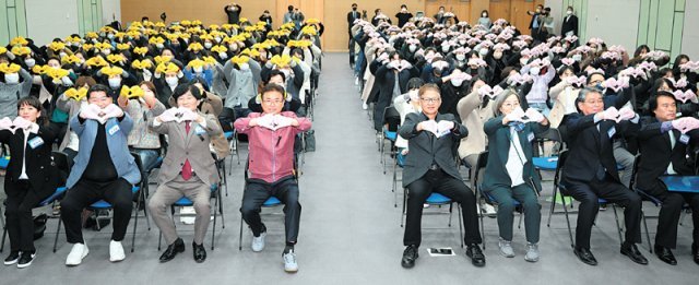 대화기부운동 출범식에서 참석자들이 ‘주먹 하트’를 만드는 퍼포먼스를 하고 있다. 앞줄 왼쪽부터 임천숙
 천찬경머리이야기 원장, 한기웅 TBC 싱싱고향별곡 리포터, 최태림 경북도의회 행정보건복지위원장, 이철우 경북도지사, 박제균 
동아일보 논설주간, 이영경 동국대 WISE캠퍼스 총장, 권순태 안동대 총장, 이환범 영남대 경영전략 부총장. 경북도 제공