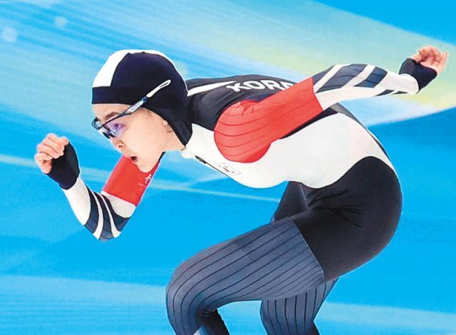 여자 스피드스케이팅 단거리 간판 김민선이 2022∼2023 국제빙상경기연맹(ISU) 월드컵 1차 대회 여자 500m에서는 금메달,
 1000m에서는 한국 여자 최초로 은메달을 따내며 ‘빙속 여제’ 이상화의 확실한 후계자임을 입증했다. 사진은 2022 베이징 
겨울올림픽 여자 500m에서 역주하는 김민선. 베이징=뉴스1